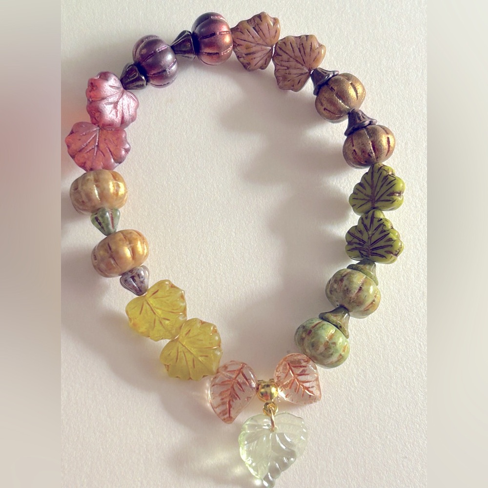 NWOT bracelet Pumpkins & Autumn Leaves rose Czech Glass, charms, stretch Osfm